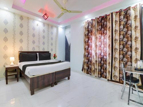 a bedroom with a bed and a curtain at OYO Silent Moon Hotel in New Delhi