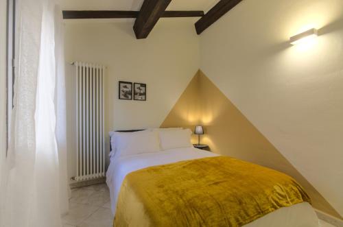 sypialnia z dużym łóżkiem na poddaszu w obiekcie Imola Residence - Self Check-in w mieście Imola