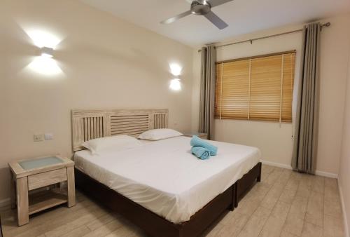 sypialnia z łóżkiem z niebieską torbą w obiekcie Appartement Terrasse du Barachois w mieście Tamarin