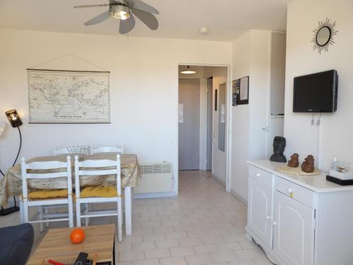 uma sala de estar com uma mesa e uma sala de jantar em Charmant appartement T2 avec Balcon em Saint-Cyprien