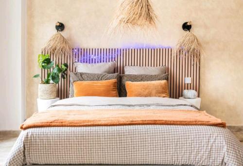 - une chambre avec un grand lit et une tête de lit en bois dans l'établissement Suite avec Jaccuzi, à Saintry-sur-Seine