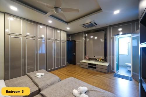 een woonkamer met een bank en een badkamer bij 3 Storey Bungalow Event 20Px KL Setapak in Kuala Lumpur