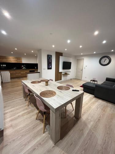 ダンケルクにあるGrande chambre dans loft à deux pas de la plageのテーブルとソファのある広いリビングルーム