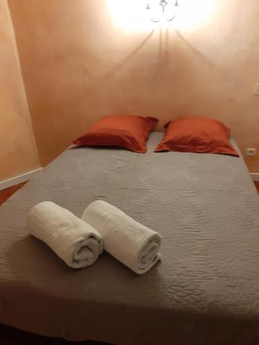 een bed met twee handdoeken erop bij auberge saint roch in Beaumes-de-Venise