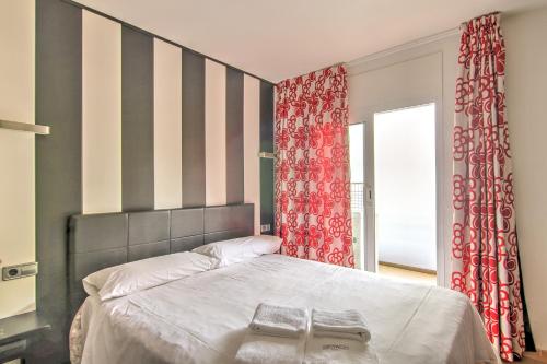 1 dormitorio con 1 cama con 2 toallas en Beach 16, en L'Estartit