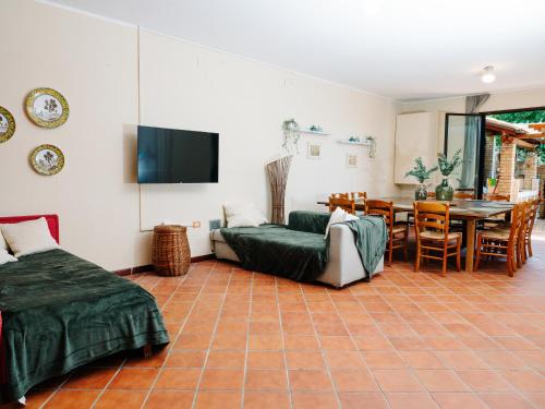 - un salon avec un lit et une salle à manger dans l'établissement Il Vecchio Frantoio Holiday Cottage, à Torrevecchia Teatina