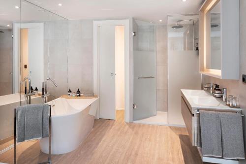 ein Bad mit einer Badewanne, einem Waschbecken und einer Dusche in der Unterkunft INNSiDE by Meliá Madrid Valdebebas in Madrid