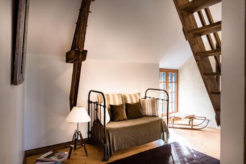 ein Wohnzimmer mit einem Bett und einer Lampe in der Unterkunft An ty coz in Beaussais sur Mer