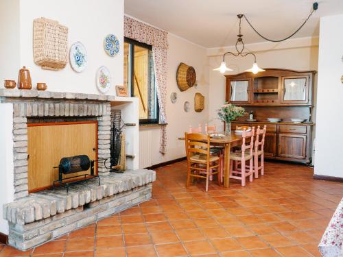 - un salon avec une cheminée et une table dans l'établissement Il Vecchio Frantoio Holiday Cottage, à Torrevecchia Teatina