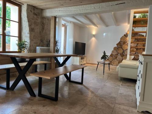 uma sala de estar com uma mesa de madeira e um sofá em Jolie maison pleine de charme em Orry-la-Ville