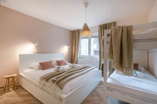 a bedroom with two bunk beds and a window at Juan - stijlvol appartement met uitzicht op de kaai in Ostend