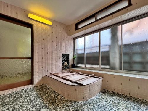 大町市にあるGuest House 松葉屋の一部の窓の前にベンチが付いています。