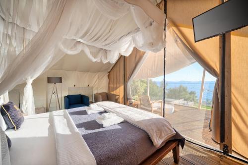 Postel nebo postele na pokoji v ubytování Golden Haven Luxe Glamp Resort