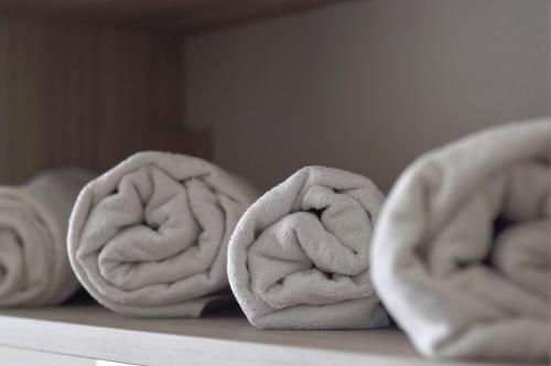 a row of towels sitting on a shelf at Otel Sınal in Kocaeli
