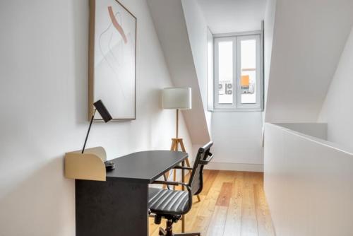 ein Büro mit einem schwarzen Schreibtisch und einem Stuhl in der Unterkunft Experience Luxury in Lisbon: Embrace Central Comfort in Lissabon