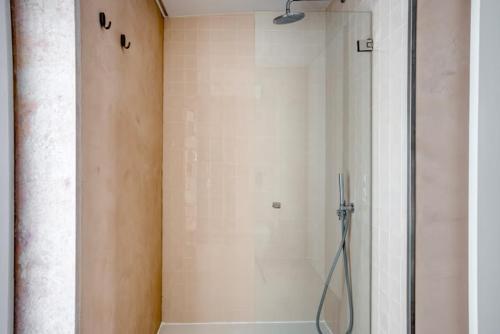eine Dusche mit Glastür im Bad in der Unterkunft Experience Luxury in Lisbon: Embrace Central Comfort in Lissabon