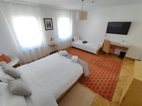 Habitación de hotel con 2 camas y TV en FRIENDS House - Central Station, en Brasov