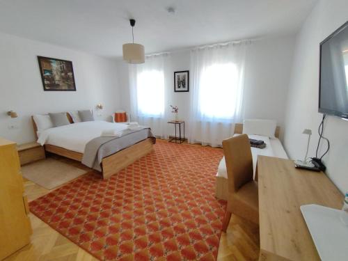 een slaapkamer met een bed en een tv in een kamer bij FRIENDS House - Central Station in Braşov