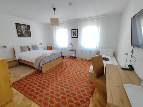 a bedroom with a bed and a tv in a room at FRIENDS House - Central Station - Self Check-in in Braşov