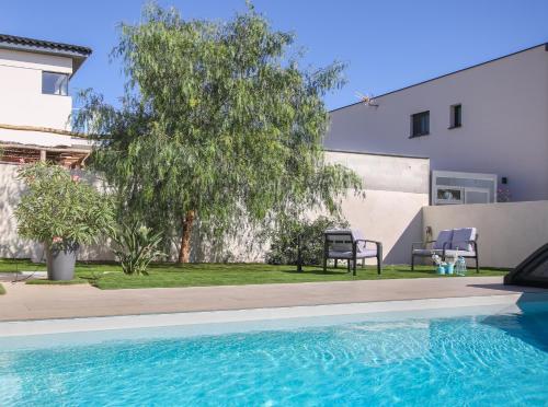 uitzicht op een zwembad in een huis bij LA VILLA DU BAGNAS in Marseillan