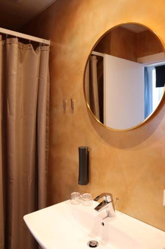 a bathroom with a sink and a mirror at Milling Hotel Ansgar in Odense