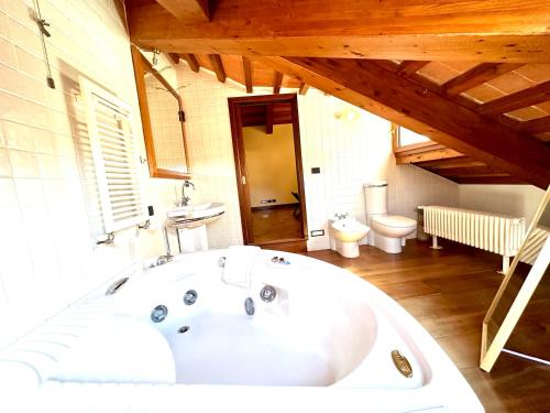 un bagno con servizi igienici e ampia vasca bianca. di Luxury penthouse with terrace a Venezia