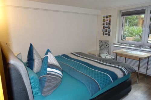 ヴェンディッシュ・リーツにあるWaldidyllのベッドルーム1室(青いベッド1台、枕付)、窓が備わります。