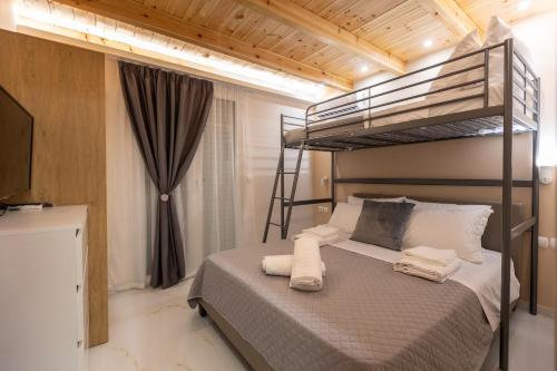 ein Schlafzimmer mit einem Etagenbett und Handtüchern darauf in der Unterkunft RELAXING POOL HOUSE IN LAGONISI 1 in Kalívia Thorikoú