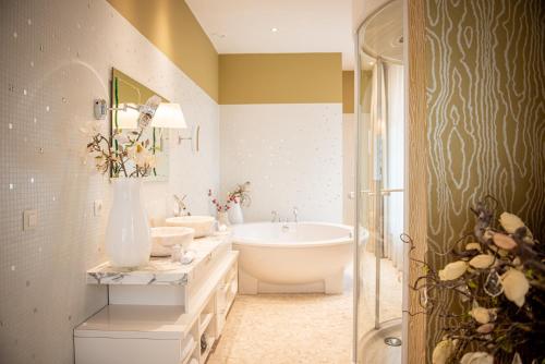 łazienka z wanną i umywalką w obiekcie Librije's Hotel w mieście Zwolle