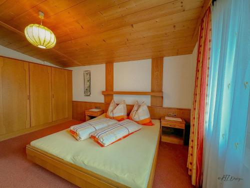 Ένα ή περισσότερα κρεβάτια σε δωμάτιο στο Landhaus Thöni