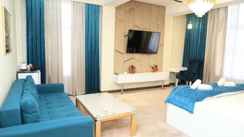 Hotel Tajikgrey Dushanbeにあるテレビまたはエンターテインメントセンター