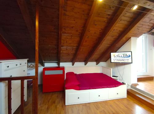 a bedroom with a red and white bed in a room at La vita è bella - Noli in Noli