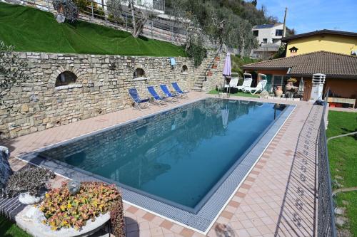 una vista dall'alto di una piscina in un cortile di Casa Elka Residence Lake view and pool by Garda Domus Mea a Pieve
