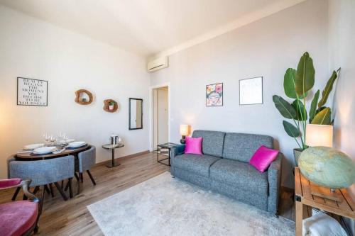 un salon avec un canapé et une table dans l'établissement Monte Carlo Monaco border, Center - See View - home feelings, à Beausoleil