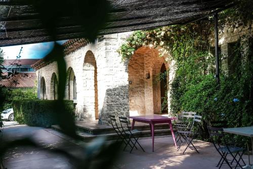 patio con tavolo e sedie viola di Le Sens Six a Montpellier
