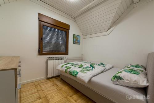 バイナ・バシュタにあるBB Simaの小さなベッドルーム(ベッド1台、窓付)