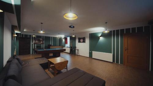 ストロニエ・シロンスキエにあるApartamenty Amadeusのリビングルーム(ソファ、ビリヤード台付)