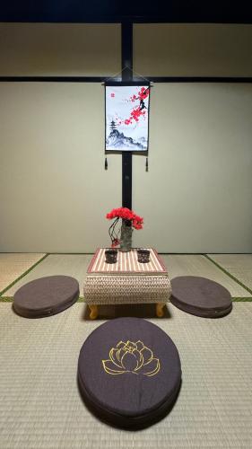 a room with mats on the floor with a vase at 京墅-葉　Kyosho Leaf in Kyoto
