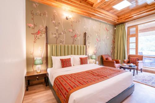 Ein Bett oder Betten in einem Zimmer der Unterkunft Hotel Devlok Himachal Swarg By Beas - Your Gateway to Heaven