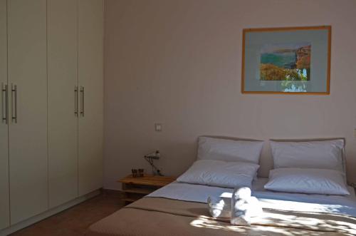 a bedroom with a bed and a picture on the wall at Casa Muraglia Studio/Studio Under Castle in Travliáta
