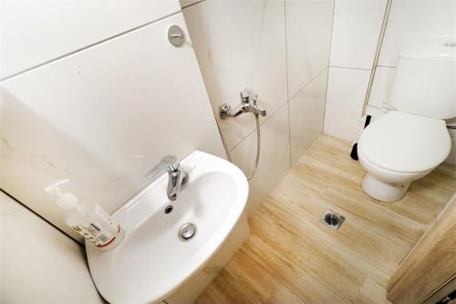 Un baño blanco con inodoro y lavabo. en Sirius Villa Nikiti Sithonia Halkidiki 3 bedrooms 8 guests, en Skála Nikíta