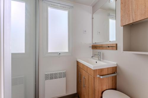 a bathroom with a sink and a shower at Mobilhome 3 chambres in Gastes