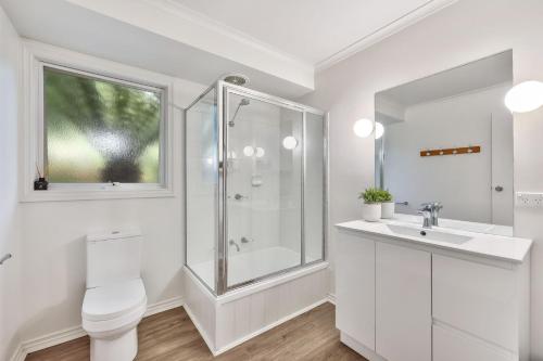 Howqua的住宿－Jamieson Cottages - Cottage 4，带淋浴和卫生间的白色浴室