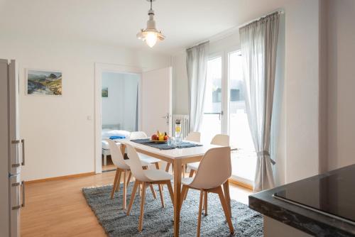 a kitchen and dining room with a table and chairs at Sun Valley Apartments in Maishofen