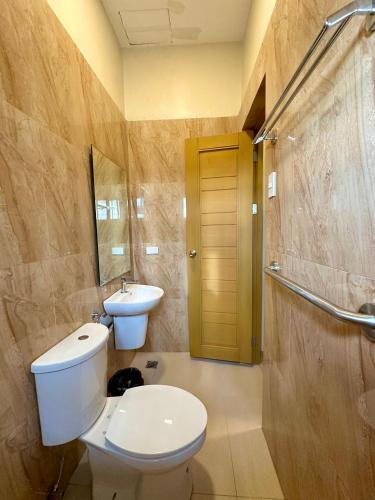Ένα μπάνιο στο THE VELVET SUITES AND HOTEL