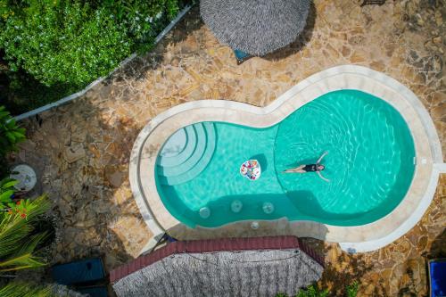 Bazén v ubytování Mawimbi Bungalows nebo v jeho okolí