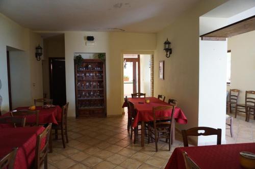 restauracja ze stołami i krzesłami z czerwoną tkaniną w obiekcie La Terrazza Motta w mieście Atri