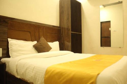 Postel nebo postele na pokoji v ubytování Hotel Siddharth Residency- Siddharth Nagar, Goregaon West