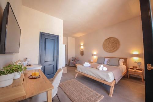 uma sala de estar com uma cama e uma mesa em Casale degli Ulivi by Apulia Hospitality em Fasano
