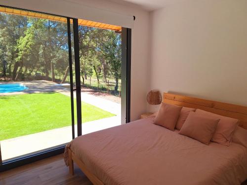 Un pat sau paturi într-o cameră la Casa Natura Montseny